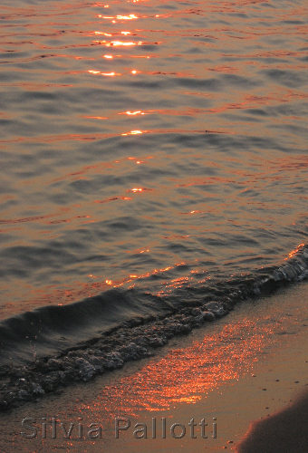 Luglio: tramonto sulla battigia